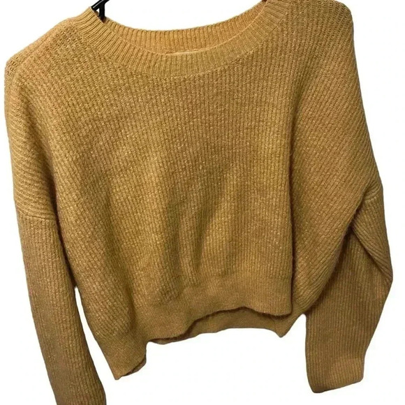 Woman’s fuzzy golden sweater - Picture 1 of 5